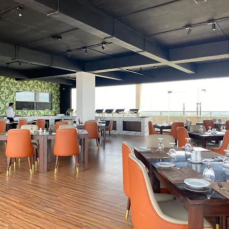 Ocean Breeze - Udaya Luxury Apartments Негомбо Экстерьер фото