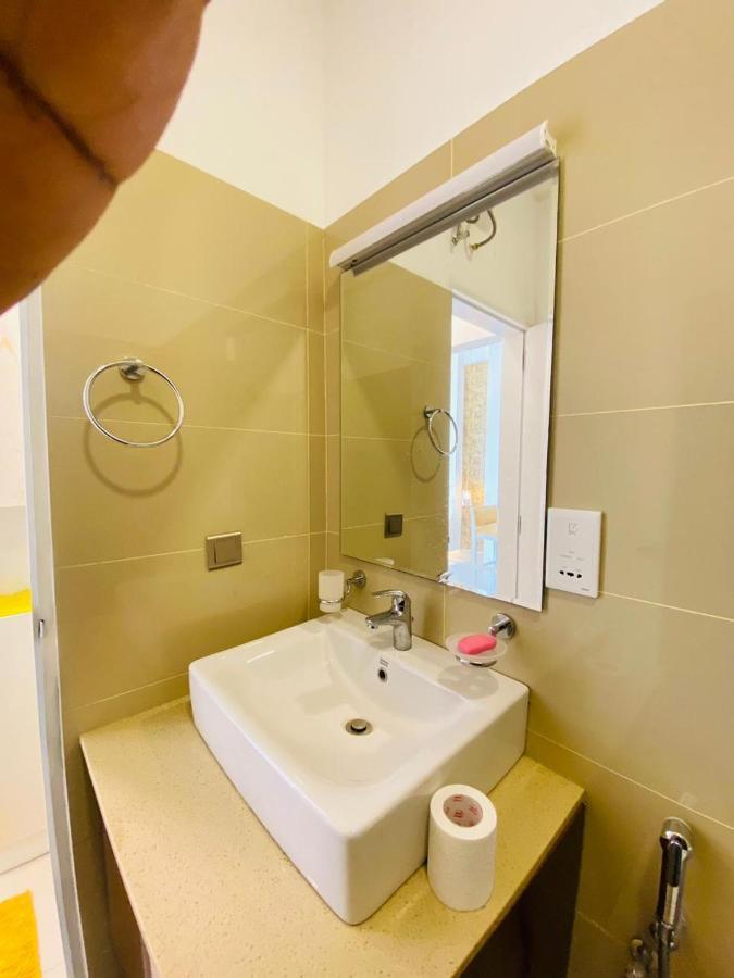 Ocean Breeze - Udaya Luxury Apartments Негомбо Экстерьер фото